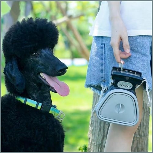 Ramasse-crotte-chien_à-pince-avec-porte-sac-intégré-caniche