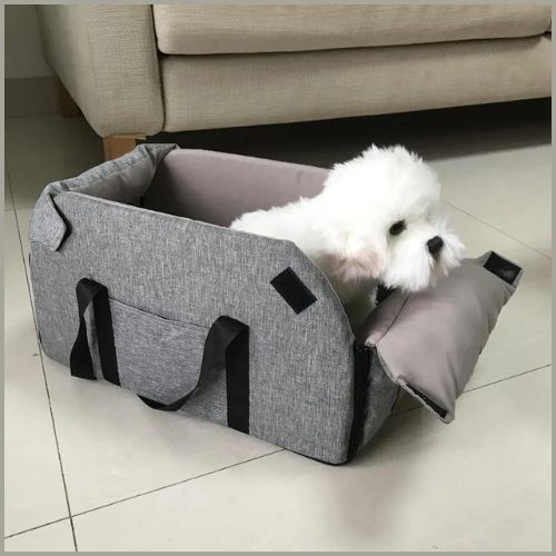 Transport-chien-voiture-entre-les-sièges-avant-gris