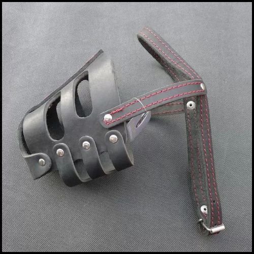 muselière-en_cuir_pour-grand-chien-noir